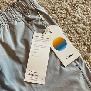 Vuori Performance Shorts in Soft Gray